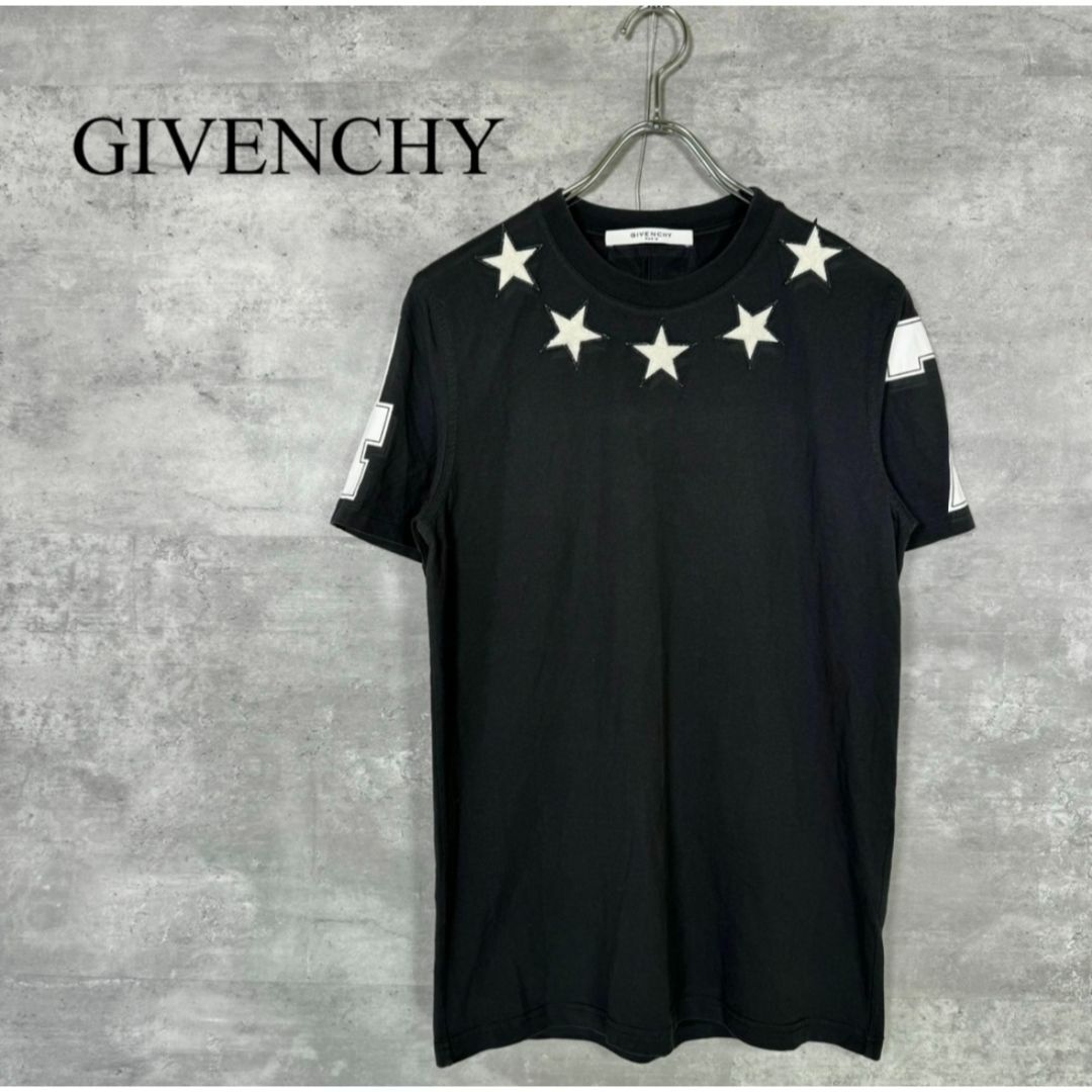 GIVENCHY(ジバンシィ)の『GIVENCHY』ジバンシー (XS) スターパッチナンバリングTシャツ メンズのトップス(Tシャツ/カットソー(半袖/袖なし))の商品写真