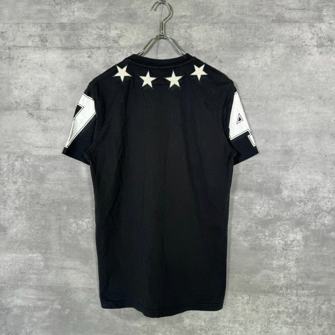 GIVENCHY(ジバンシィ)の『GIVENCHY』ジバンシー (XS) スターパッチナンバリングTシャツ メンズのトップス(Tシャツ/カットソー(半袖/袖なし))の商品写真