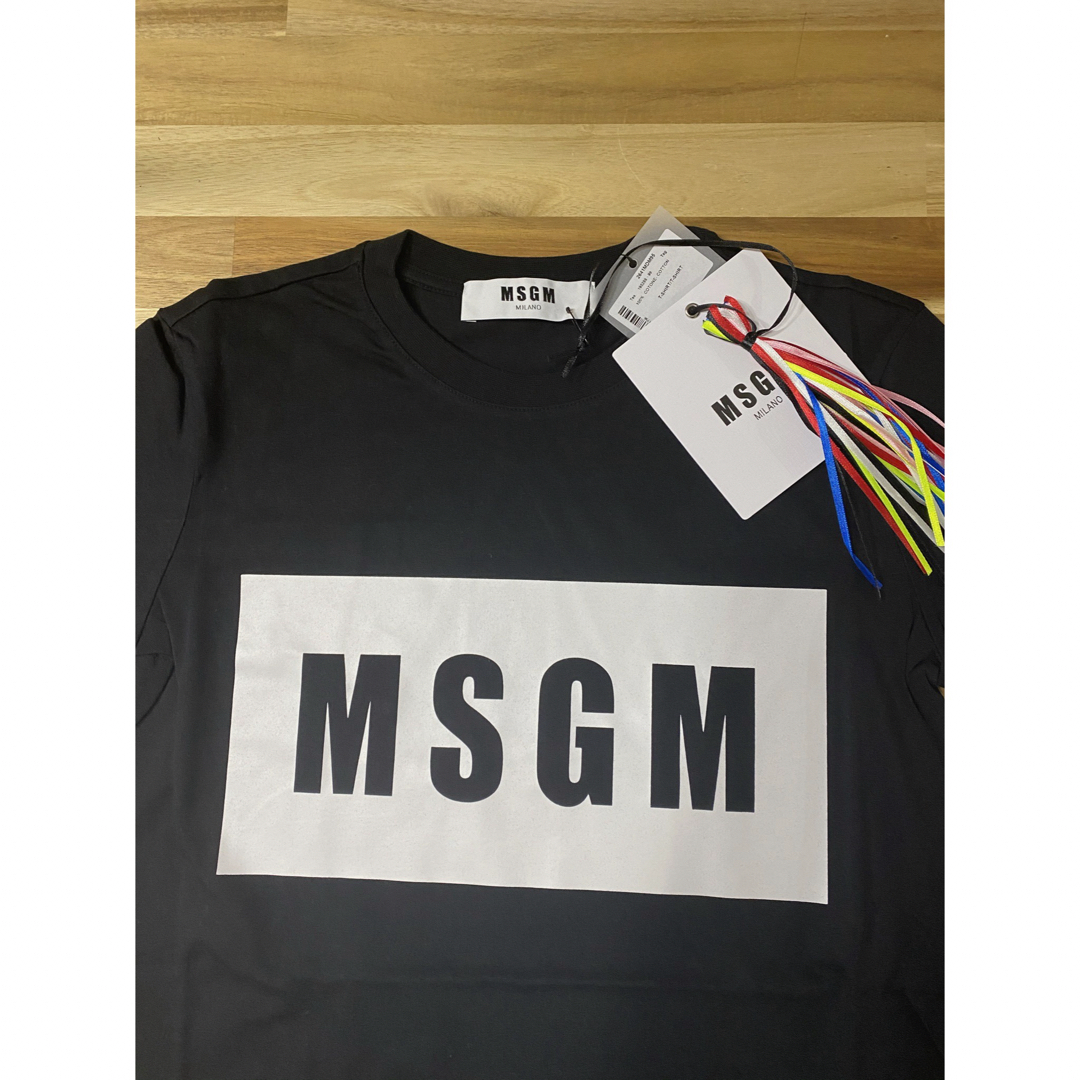 MSGM(エムエスジイエム)の新品　MSGM ボックスロゴTシャツ　XS ブラック　黒　半袖　人気　ギフト レディースのトップス(Tシャツ(半袖/袖なし))の商品写真