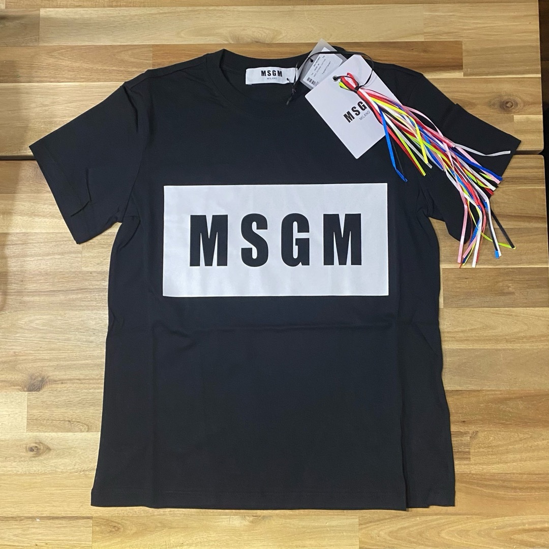 MSGM(エムエスジイエム)の新品　MSGM ボックスロゴTシャツ　レディース　ブラック　黒　S 半袖　人気 レディースのトップス(Tシャツ(半袖/袖なし))の商品写真