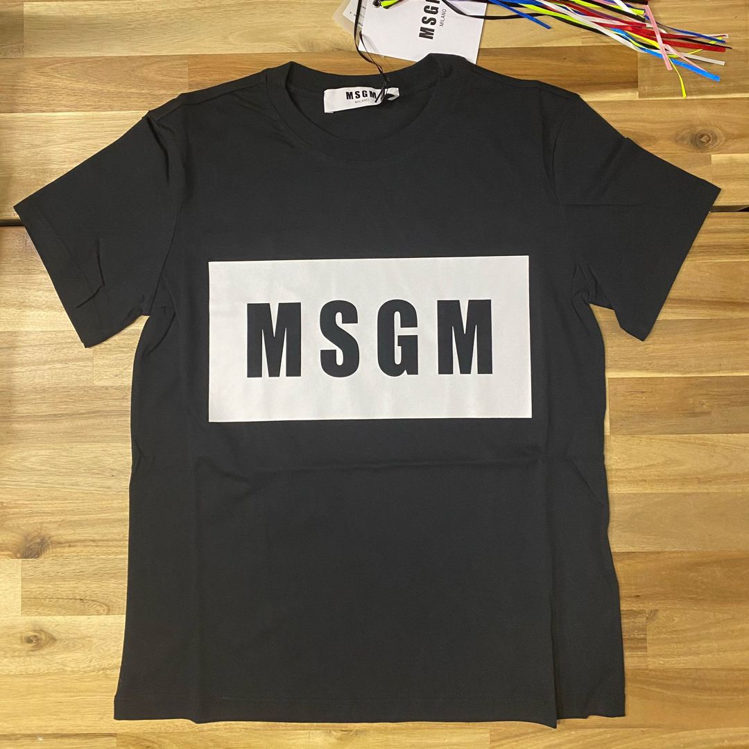 MSGM(エムエスジイエム)の新品　MSGM ボックスロゴTシャツ　レディース　ブラック　黒　S 半袖　人気 レディースのトップス(Tシャツ(半袖/袖なし))の商品写真