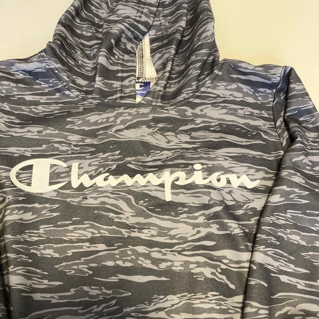 Champion(チャンピオン)の【新品】キッズ　チャンピオン　Champion　パーカー130cm キッズ/ベビー/マタニティのキッズ服男の子用(90cm~)(Tシャツ/カットソー)の商品写真