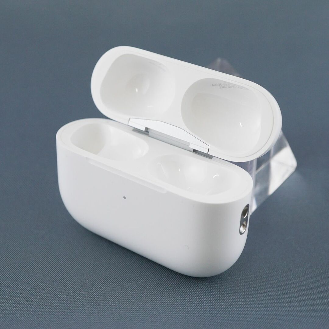 Apple(アップル)のApple AirPods Pro 第二世代 充電ケースのみ USED超美品 ワイヤレスイヤホン MagSafe充電ケース Lightning MQD83J/A 完動品 KR V0063 スマホ/家電/カメラのオーディオ機器(ヘッドフォン/イヤフォン)の商品写真