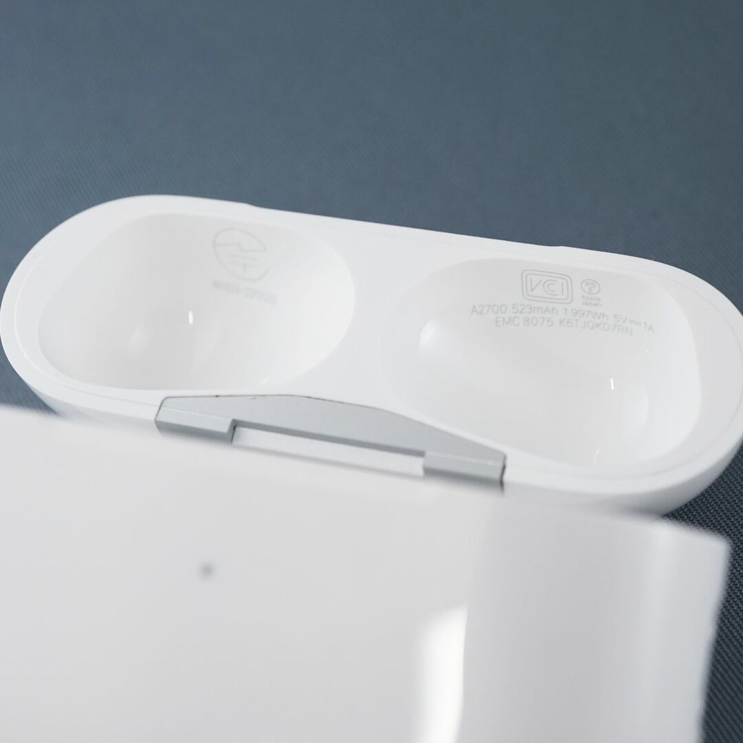 Apple(アップル)のApple AirPods Pro 第二世代 充電ケースのみ USED超美品 ワイヤレスイヤホン MagSafe充電ケース Lightning MQD83J/A 完動品 KR V0063 スマホ/家電/カメラのオーディオ機器(ヘッドフォン/イヤフォン)の商品写真