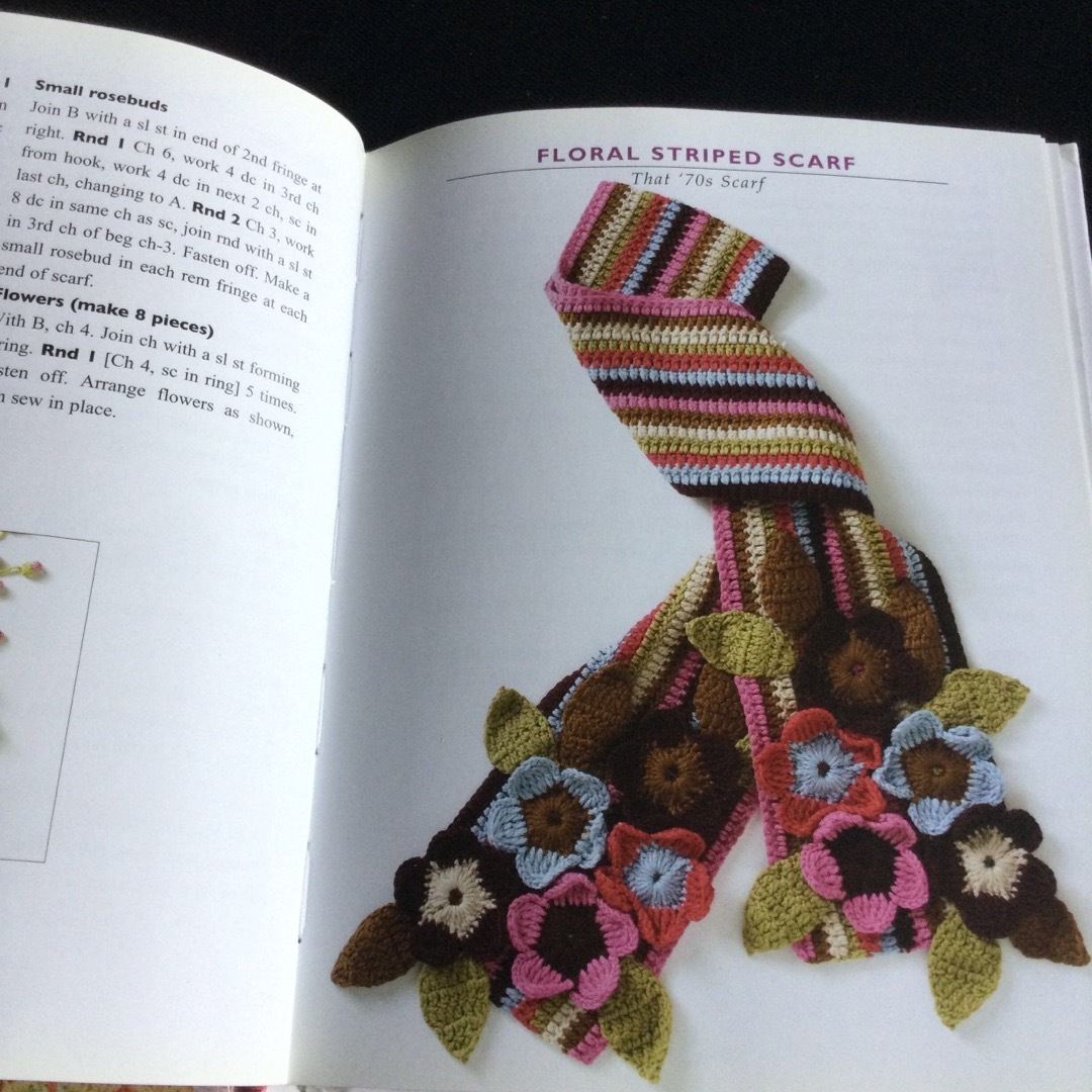 編み物　スカーフ　マフラー　Crochet 洋書　作品集　ニット クロシェ編み エンタメ/ホビーの本(洋書)の商品写真