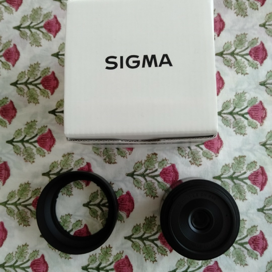 SIGMA(シグマ)のSIGMA 30mm F2.8DN マイクロフォーサーズマウント スマホ/家電/カメラのカメラ(レンズ(単焦点))の商品写真