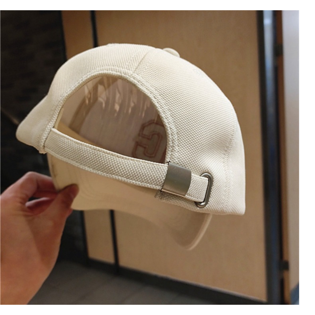 ロゴキャップ　アイボリー　ベースボールキャップ 帽子 韓国 小顔効果 UV防止 レディースの帽子(キャップ)の商品写真