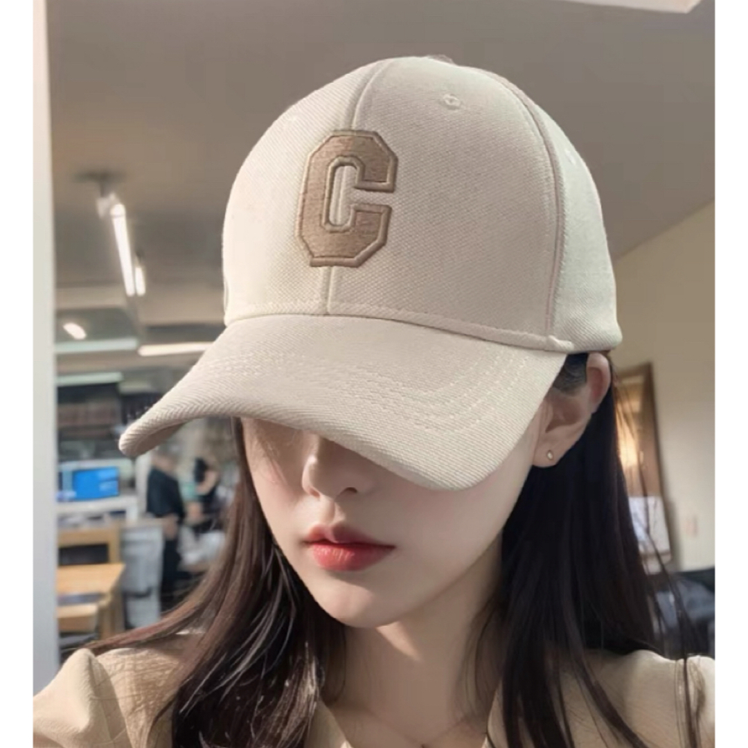 ロゴキャップ　アイボリー　ベースボールキャップ 帽子 韓国 小顔効果 UV防止 レディースの帽子(キャップ)の商品写真