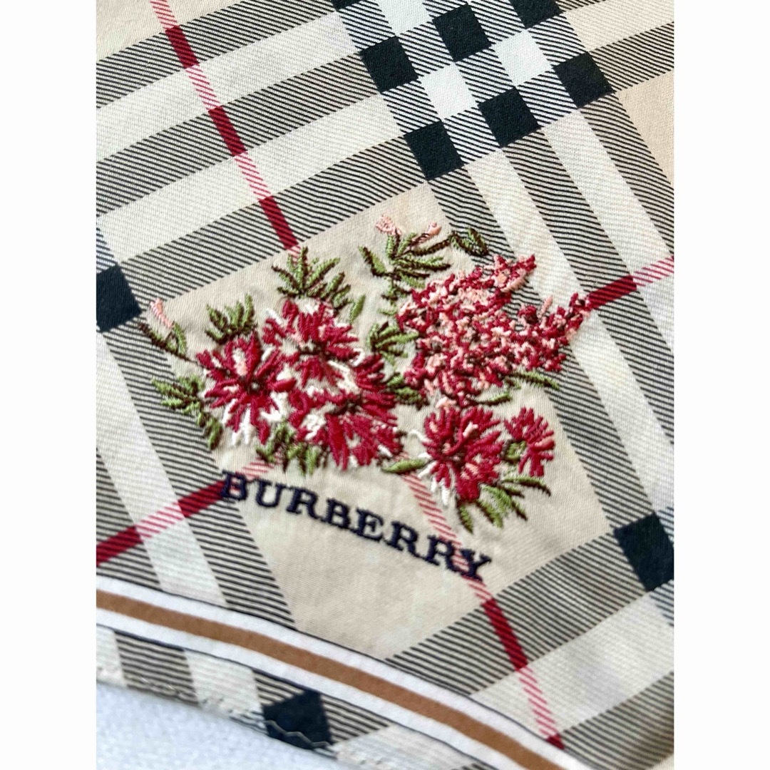 BURBERRY(バーバリー)のBURBERRY バーバリー　ノバチェック柄ハンカチ　2枚　大判刺繍入り レディースのファッション小物(ハンカチ)の商品写真