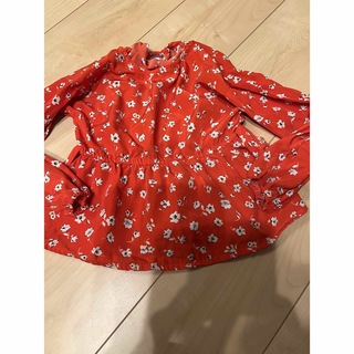 赤の花柄　ウエスト絞り　薄手長袖　110サイズ(Tシャツ/カットソー)