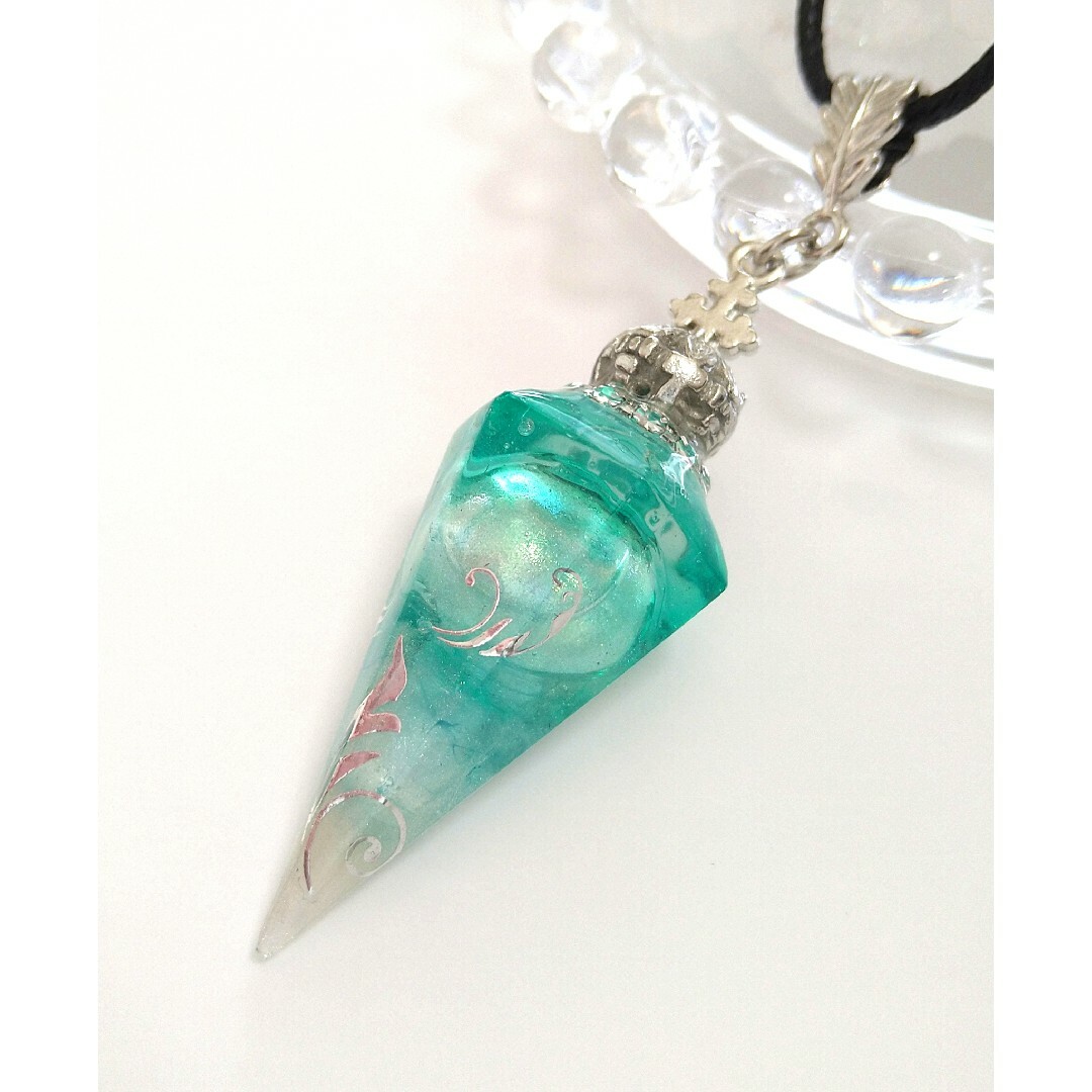 《魔法鉱石の雫》ヒマラヤ水晶ペンデュラム型ネックレス ハンドメイドのアクセサリー(ネックレス)の商品写真