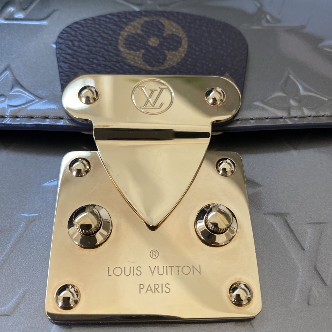 LOUIS VUITTON(ルイヴィトン)のルイヴィトンスプリングストリートPMヴェルニメタリックグレー♪ レディースのバッグ(ハンドバッグ)の商品写真