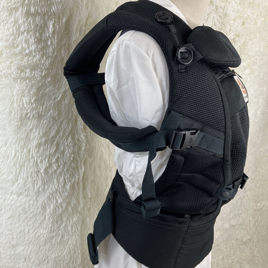 Ergobaby(エルゴベビー)の美品 エルゴベビー アダプトクールエア ブラック 正規品 抱っこひも キッズ/ベビー/マタニティの外出/移動用品(抱っこひも/おんぶひも)の商品写真