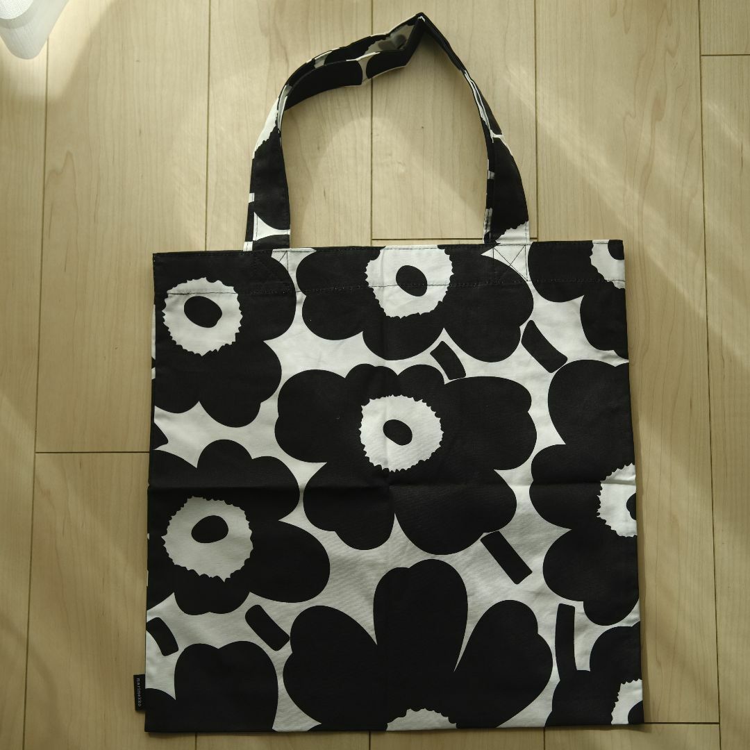 marimekko(マリメッコ)のマリメッコウニッコトートバック エコバッグ 黒白花 レディースのバッグ(ハンドバッグ)の商品写真