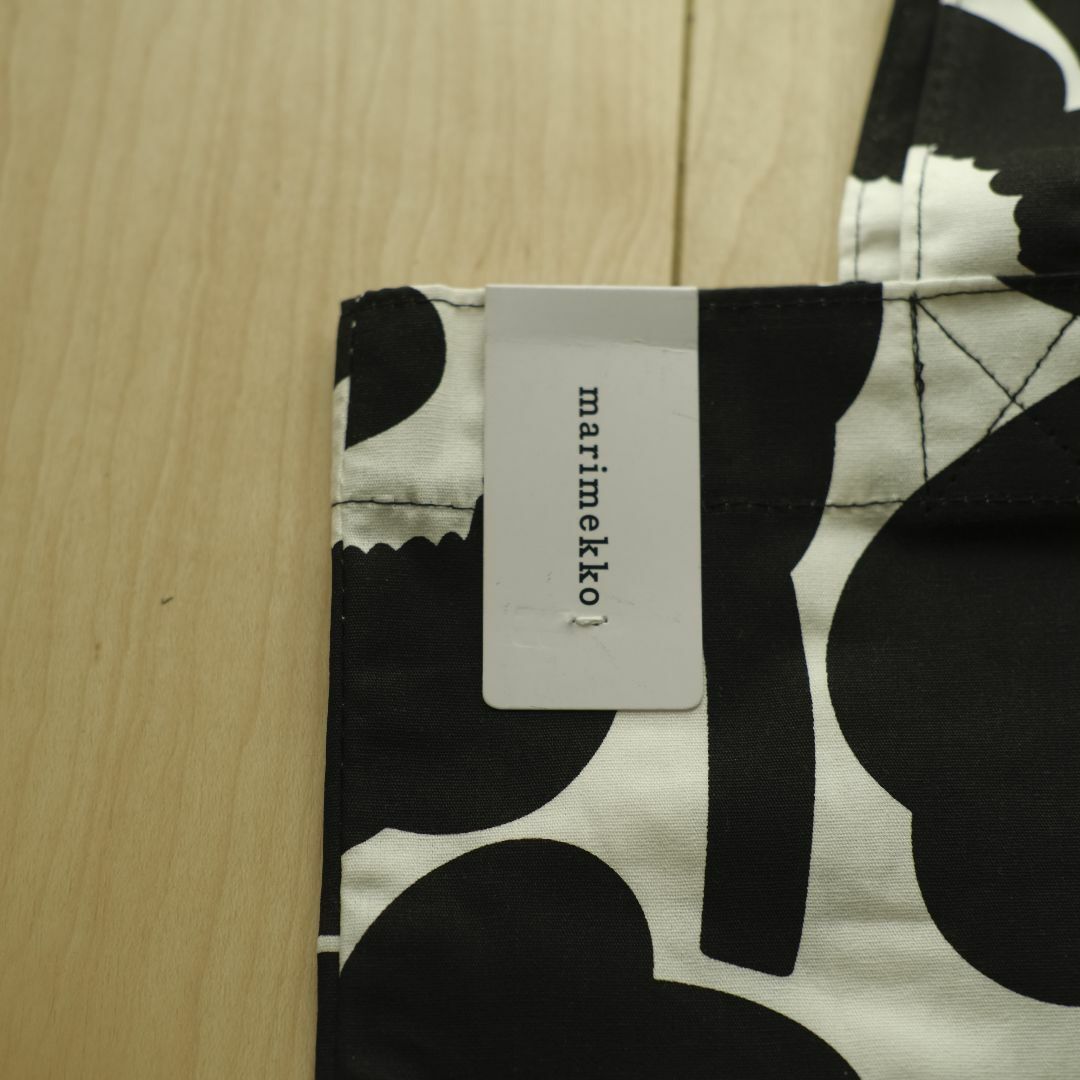 marimekko(マリメッコ)のマリメッコウニッコトートバック エコバッグ 黒白花 レディースのバッグ(ハンドバッグ)の商品写真