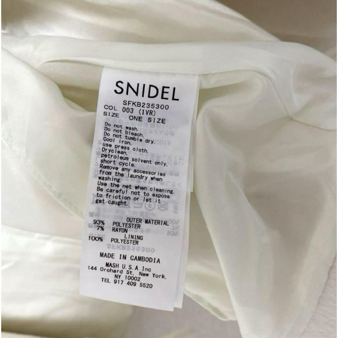 SNIDEL(スナイデル)の【未使用】SNIDEL ケープ付きショートコート ポンチョ ホワイト レディースのジャケット/アウター(ポンチョ)の商品写真