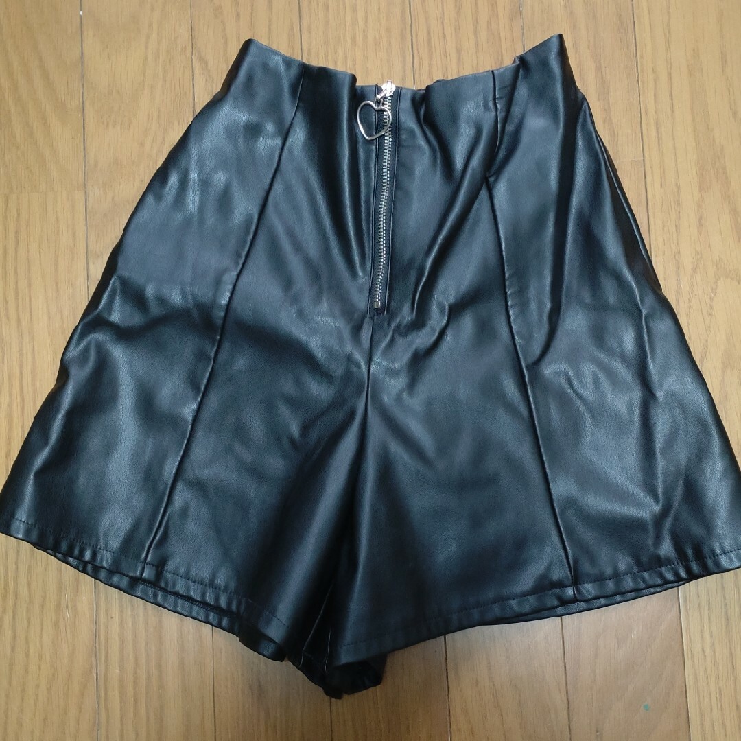 フェイクレザー ショートパンツ キッズ/ベビー/マタニティのキッズ服女の子用(90cm~)(パンツ/スパッツ)の商品写真