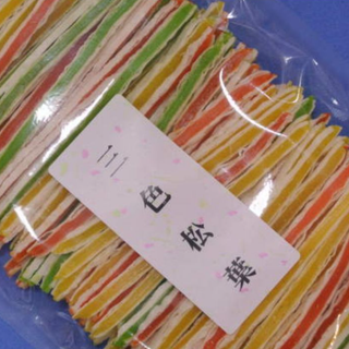 三色松葉(たっぷり３００ｇ)彩り良し！おなじみのおつまみ珍味松葉／送料込(菓子/デザート)