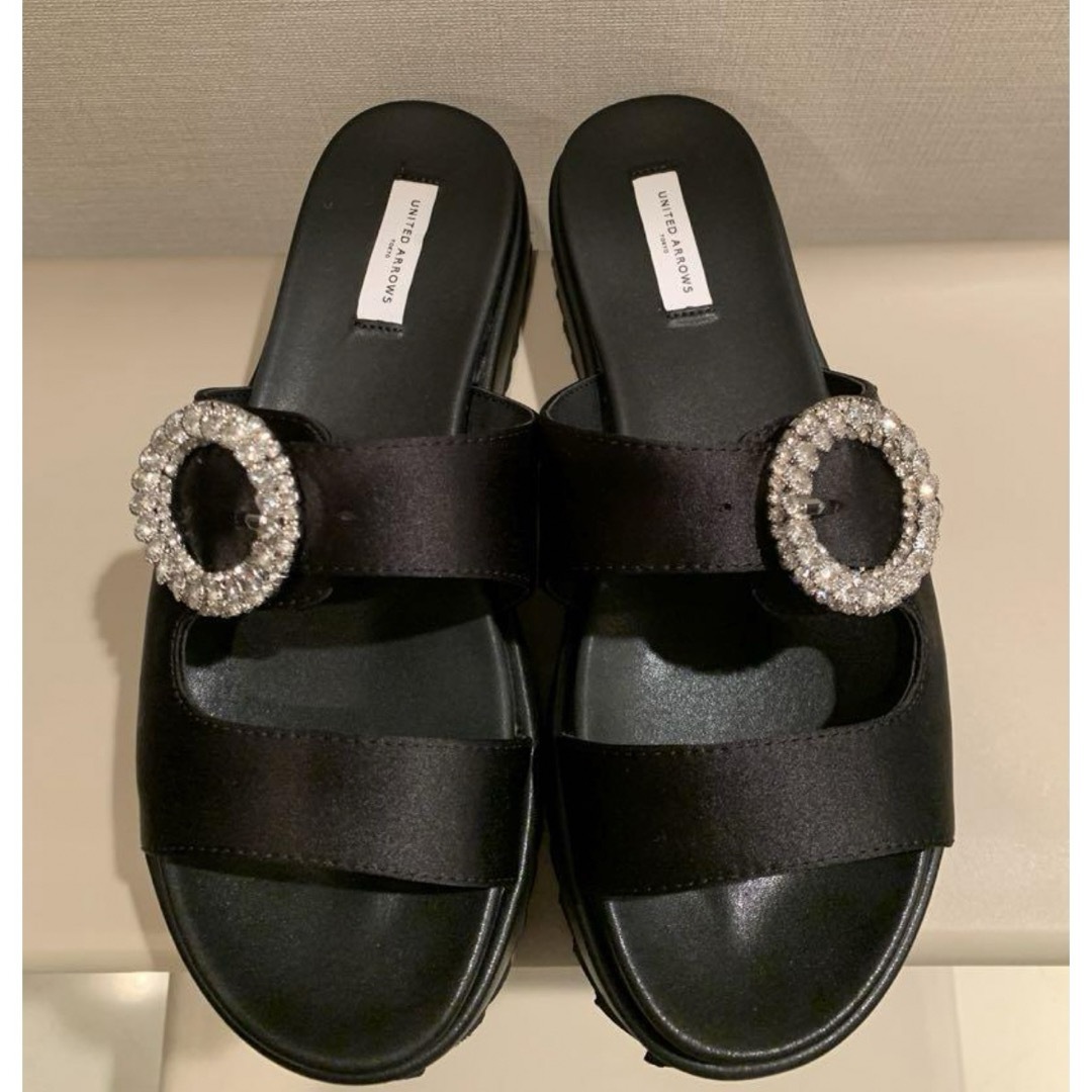 UNITED ARROWS(ユナイテッドアローズ)のユナイテッドアローズ  サテンビジューサンダル黒　36 レディースの靴/シューズ(サンダル)の商品写真