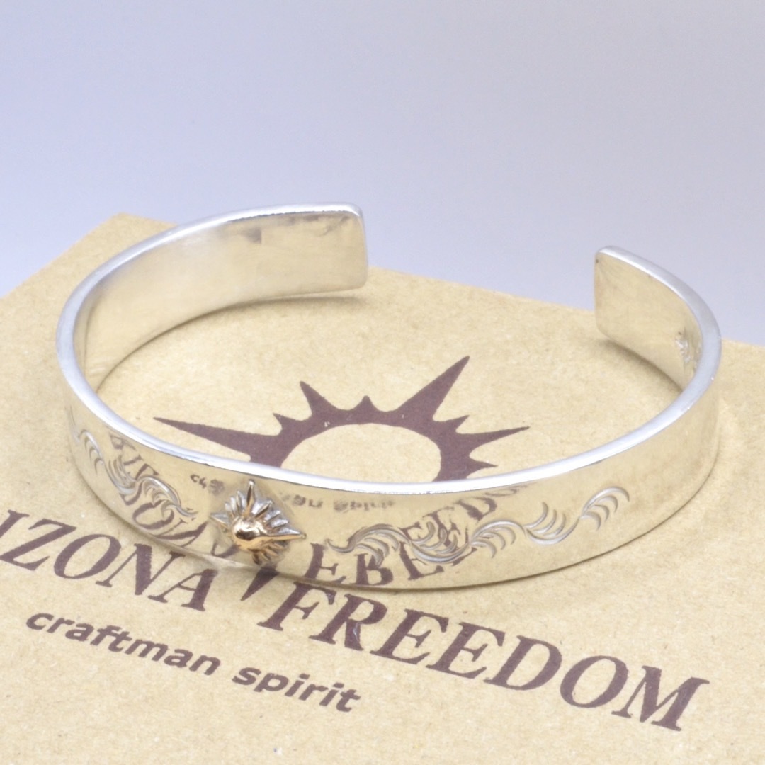 ARIZONA FREEDOM(アリゾナフリーダム)の美品 Arizona Freedom ゴールド中太陽神唐草バングル(幅10mm) メンズのアクセサリー(バングル/リストバンド)の商品写真