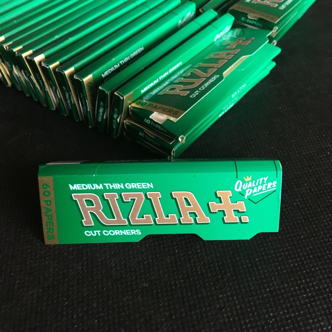 RIZLAグリーン50個　手巻きタバコ用ペーパー メンズのファッション小物(タバコグッズ)の商品写真