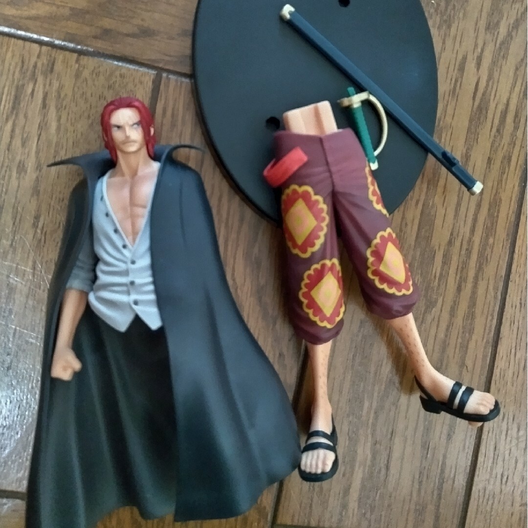 BANDAI(バンダイ)のONE PIECE　RED 美品　シャンクスフィギュア　戦光絶景　グランドライン エンタメ/ホビーのフィギュア(アニメ/ゲーム)の商品写真