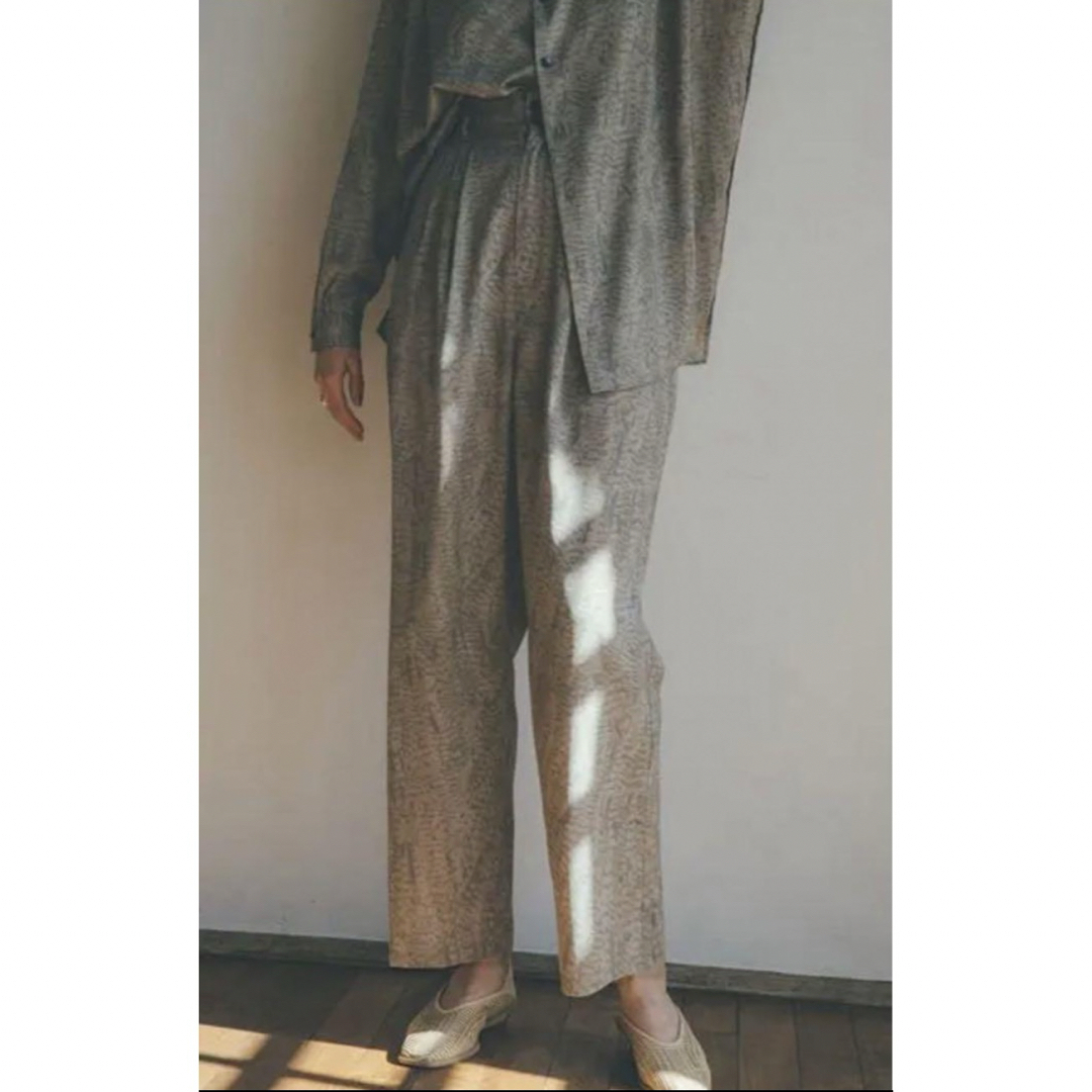 CLANE(クラネ)の【美品】CLANE HIGH WAIST PYTHON PANTS 1 Sサイズ レディースのパンツ(カジュアルパンツ)の商品写真