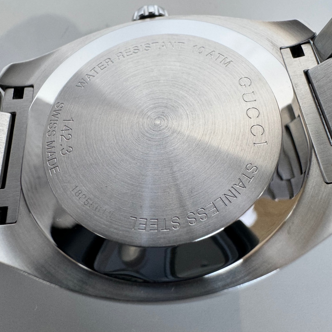 Gucci(グッチ)の【美品】グッチ　GUCCI　YA142201　GG2570　142.3　クォーツ　黒　デイト表示 メンズの時計(腕時計(アナログ))の商品写真