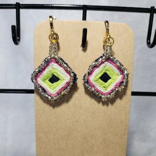 デニム　刺繍ビーズイヤリング(イヤリング)