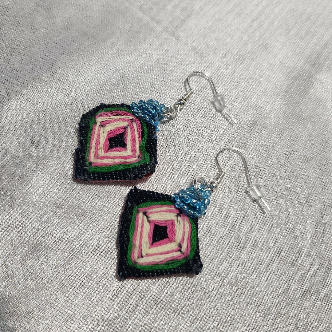 デニム　刺繍ビーズピアス ハンドメイドのアクセサリー(ピアス)の商品写真