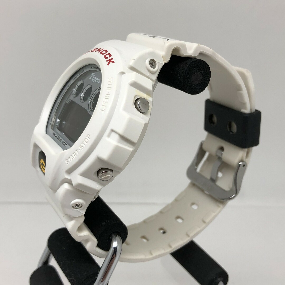 G-SHOCK(ジーショック)のG-SHOCK ジーショック CASIO カシオ 腕時計 DW-6900BTG-7JR 阪神タイガース 2014年 コラボ ホワイト 三つ目 メンズ メンズの時計(腕時計(デジタル))の商品写真