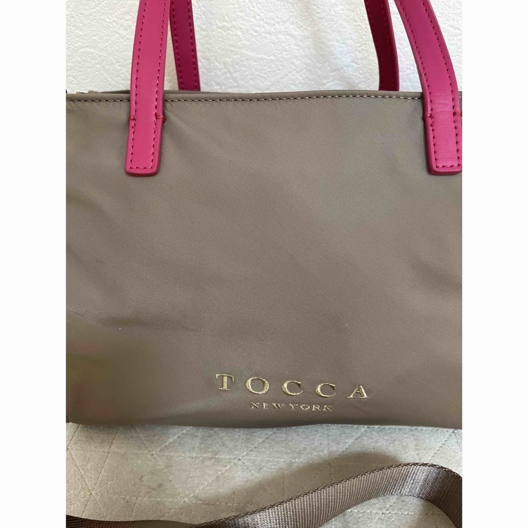TOCCA(トッカ)の美品　トッカ　カスタマイズ　ベージュ×ピンク2WAYショルダー レディースのバッグ(ショルダーバッグ)の商品写真