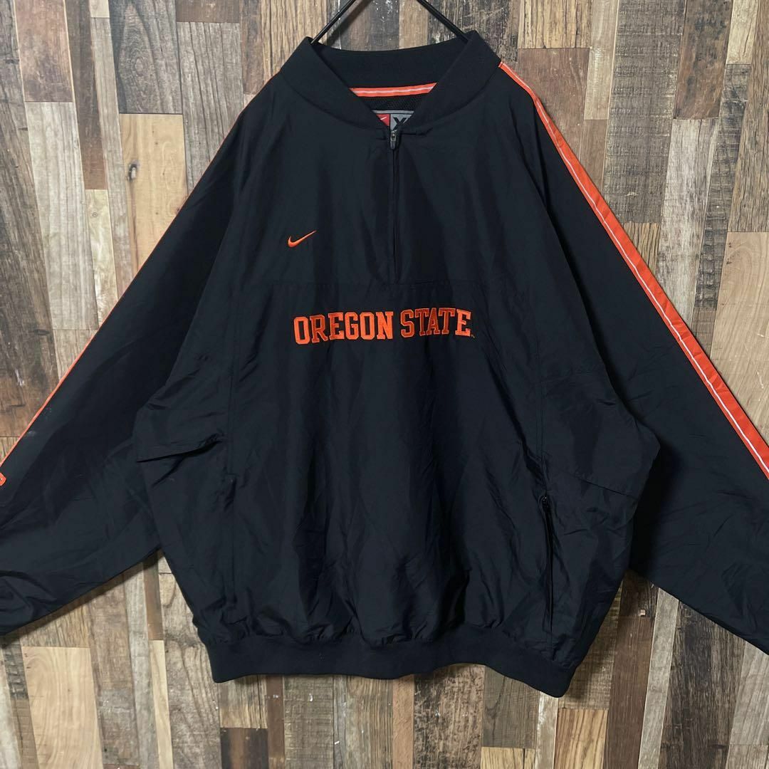 NIKE(ナイキ)のナイキ 2XL ゲームシャツ カレッジロゴ ブラック メンズ 古着 ジャケット メンズのジャケット/アウター(ナイロンジャケット)の商品写真