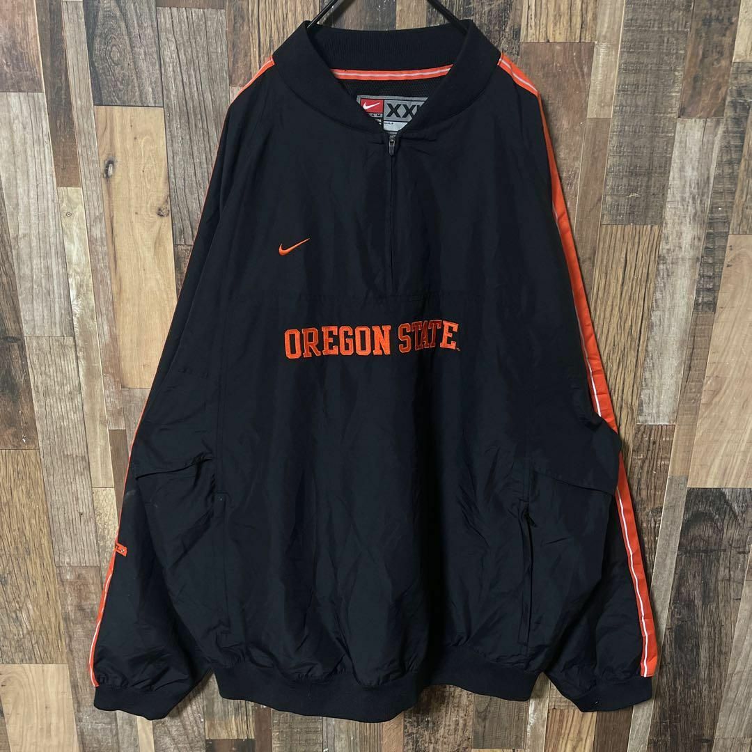 NIKE(ナイキ)のナイキ 2XL ゲームシャツ カレッジロゴ ブラック メンズ 古着 ジャケット メンズのジャケット/アウター(ナイロンジャケット)の商品写真