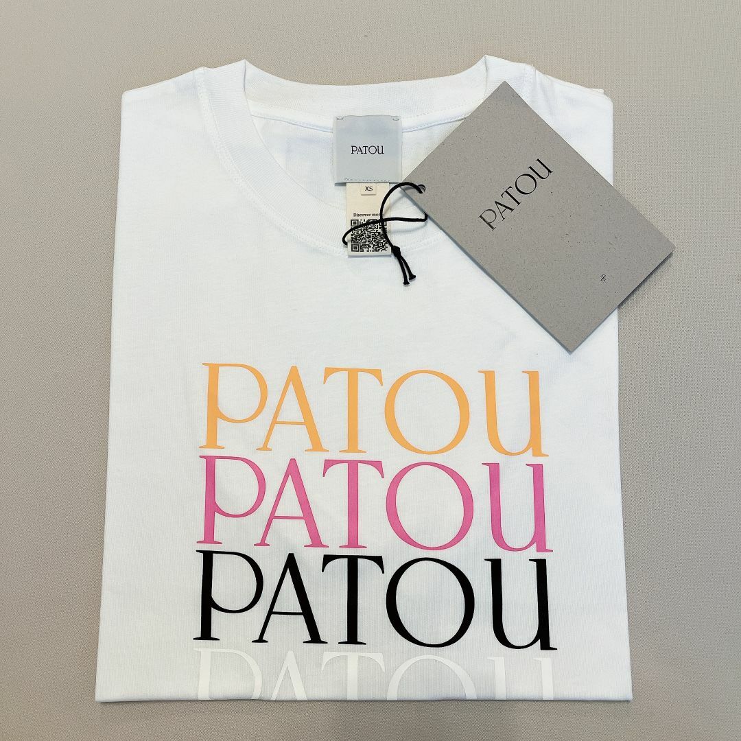 PATOU(パトゥ)のPATOU パトゥ！パトゥ！パトゥ！ロゴ プリント コットン Tシャツ レディースのトップス(Tシャツ(半袖/袖なし))の商品写真