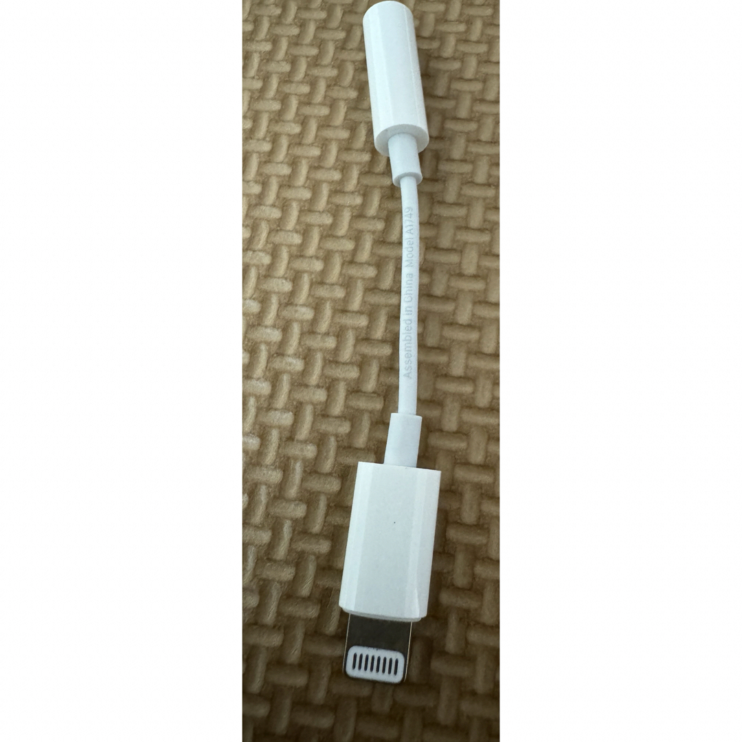 Apple(アップル)のLightning - 3.5 mm ヘッドフォンジャックアダプタ　イヤホン付き スマホ/家電/カメラのオーディオ機器(ヘッドフォン/イヤフォン)の商品写真