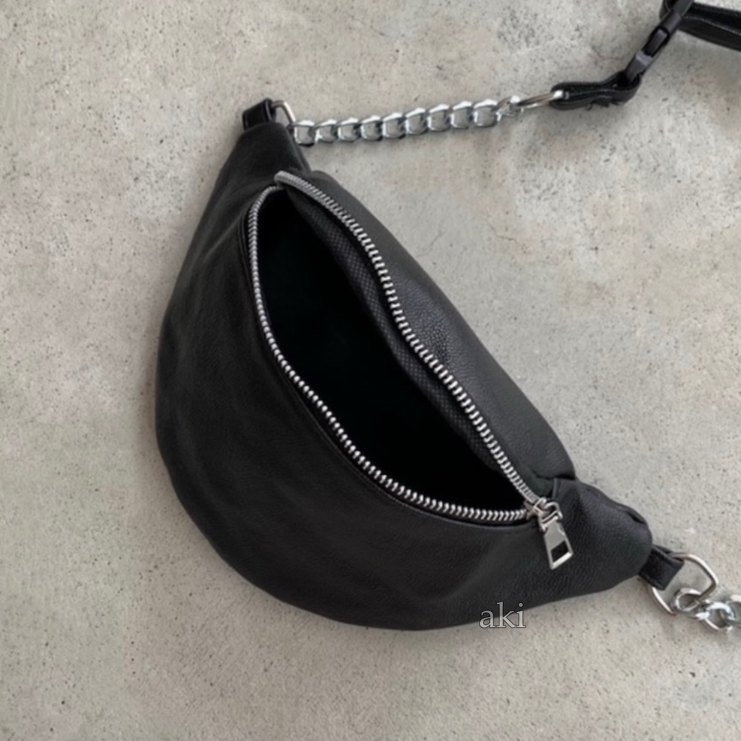 チェーン ボディバッグ ブラック 黒 お出かけ 肩がけ 斜め掛け 無地 シンプル レディースのバッグ(ボディバッグ/ウエストポーチ)の商品写真