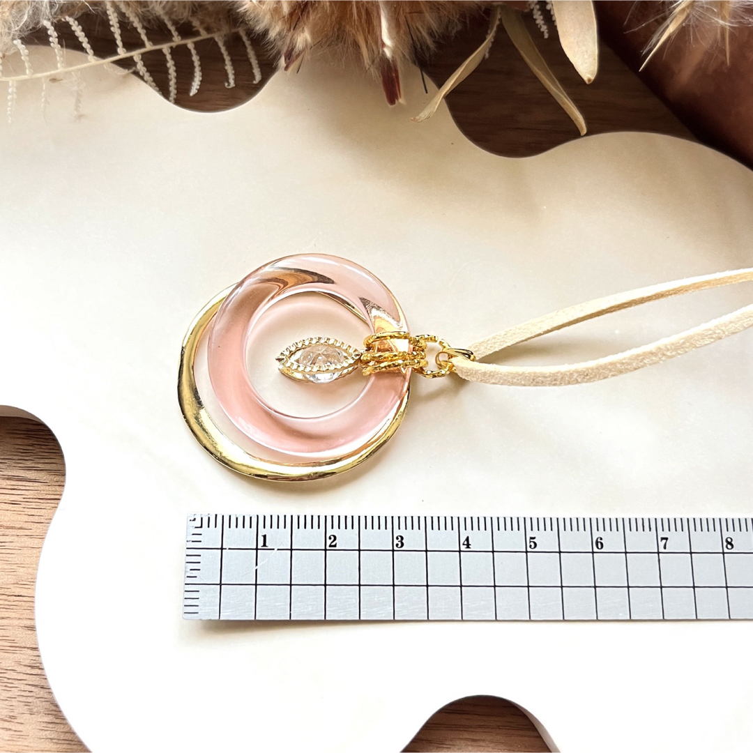 ぷっくりピンクリング×ツイストゴールド×マーキスビジュースエードロングペンダント ハンドメイドのアクセサリー(ネックレス)の商品写真