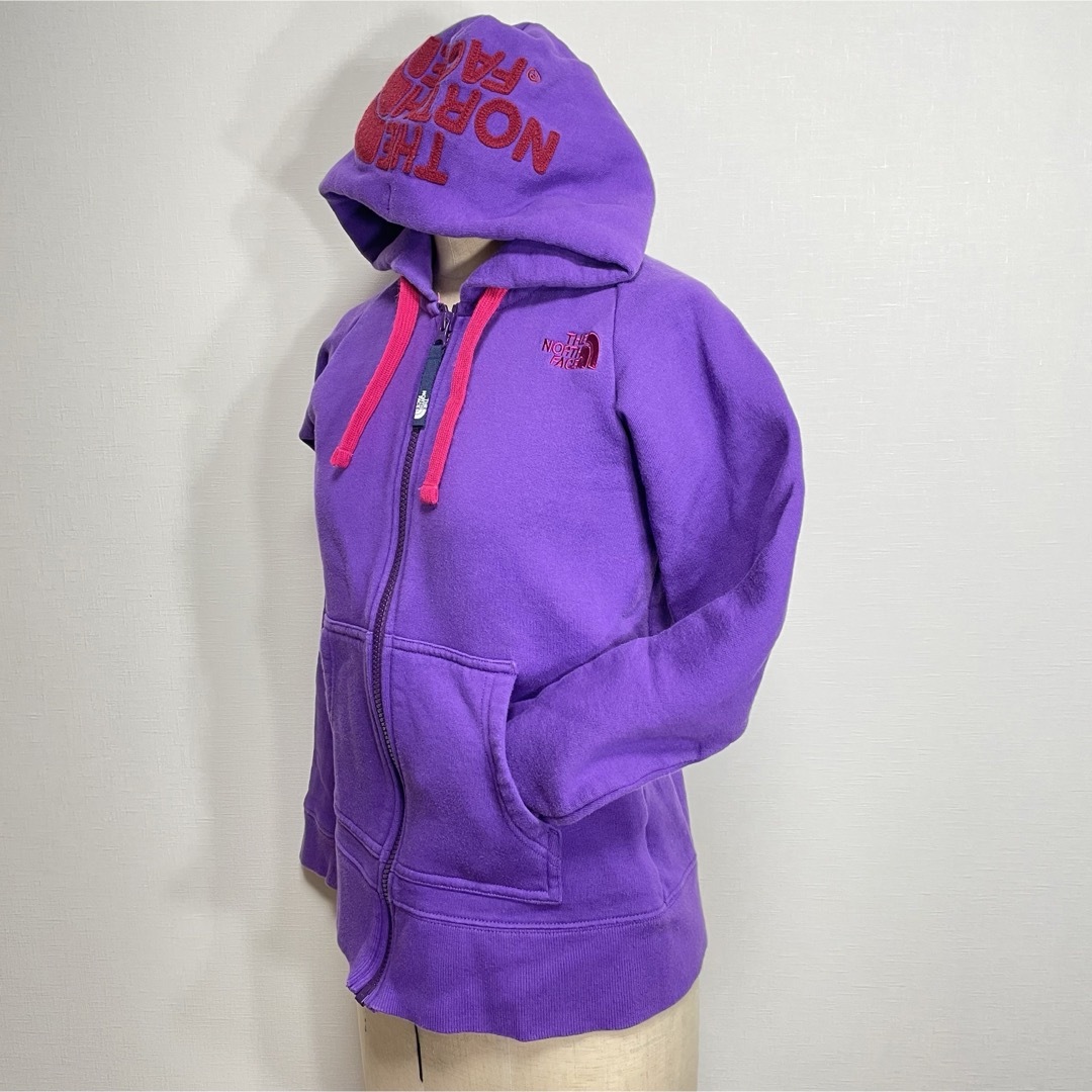 THE NORTH FACE(ザノースフェイス)のTHE NORTH FACE ジップパーカー◎希少 デカロゴ パープル×赤 レディースのトップス(パーカー)の商品写真