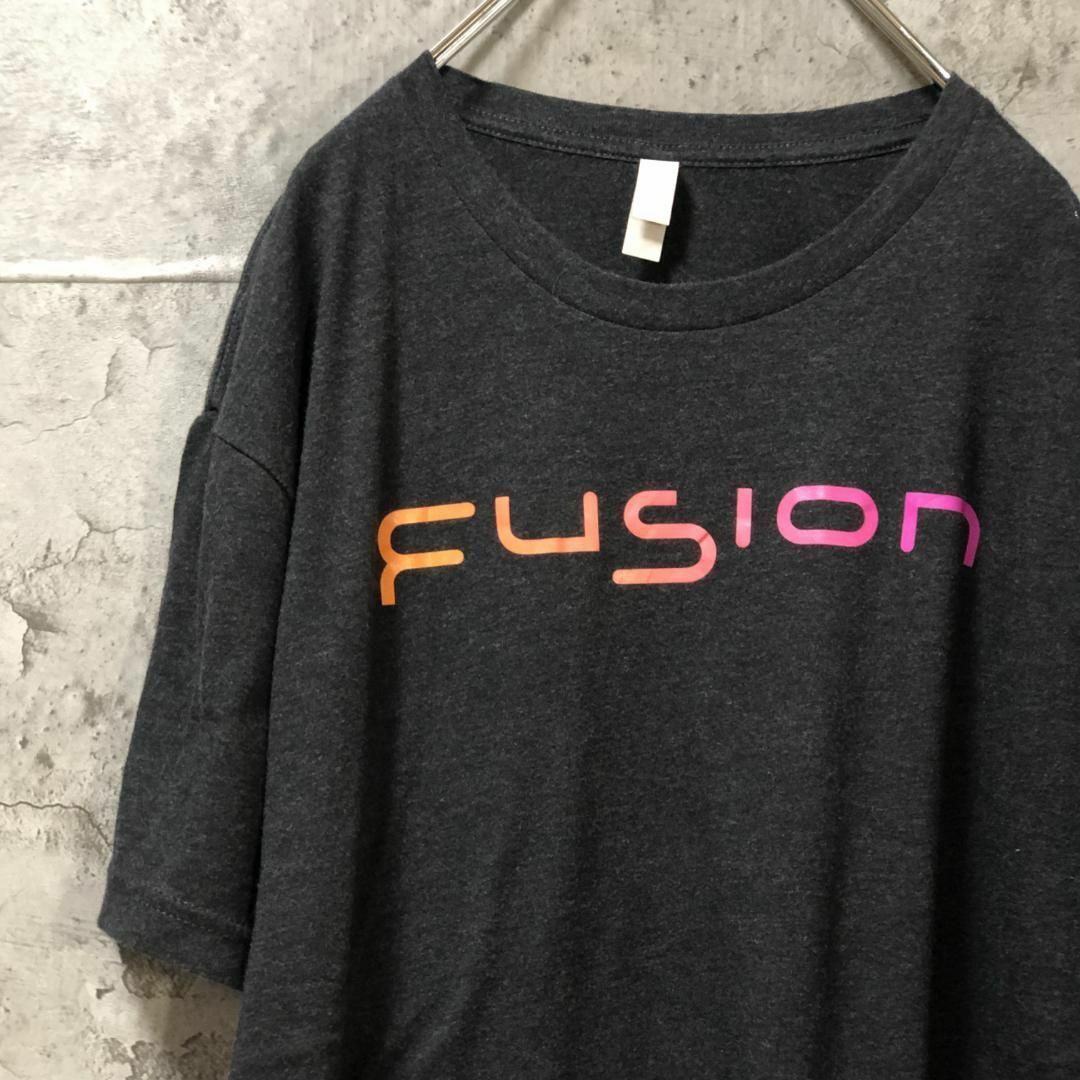 FUSION 企業ロゴ アメリカ輸入 オーバーサイズ Tシャツ メンズのトップス(Tシャツ/カットソー(半袖/袖なし))の商品写真
