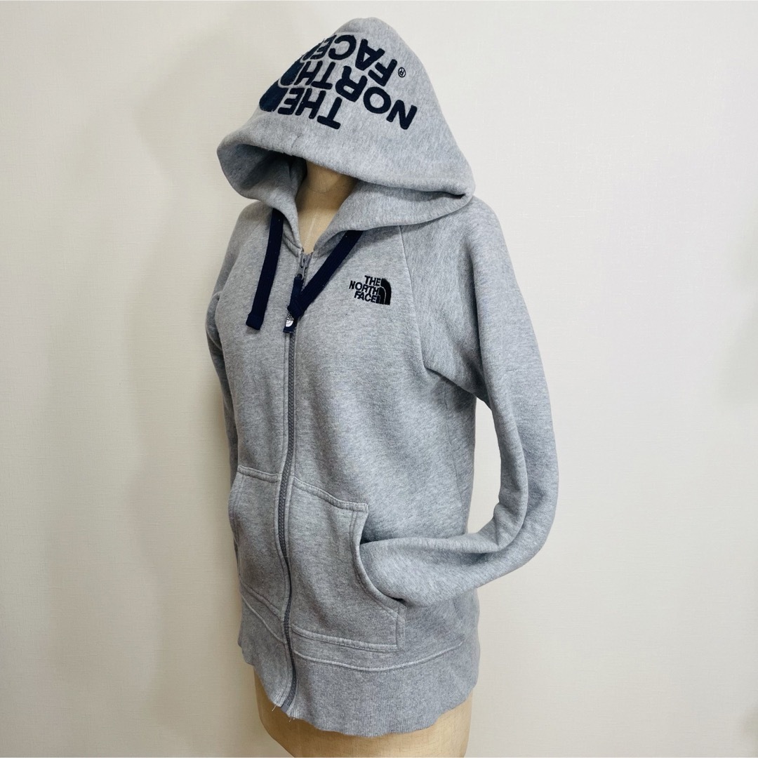 THE NORTH FACE(ザノースフェイス)のTHE NORTH FACE ジップパーカー◎デカロゴ グレー×紺色 希少カラー レディースのトップス(パーカー)の商品写真