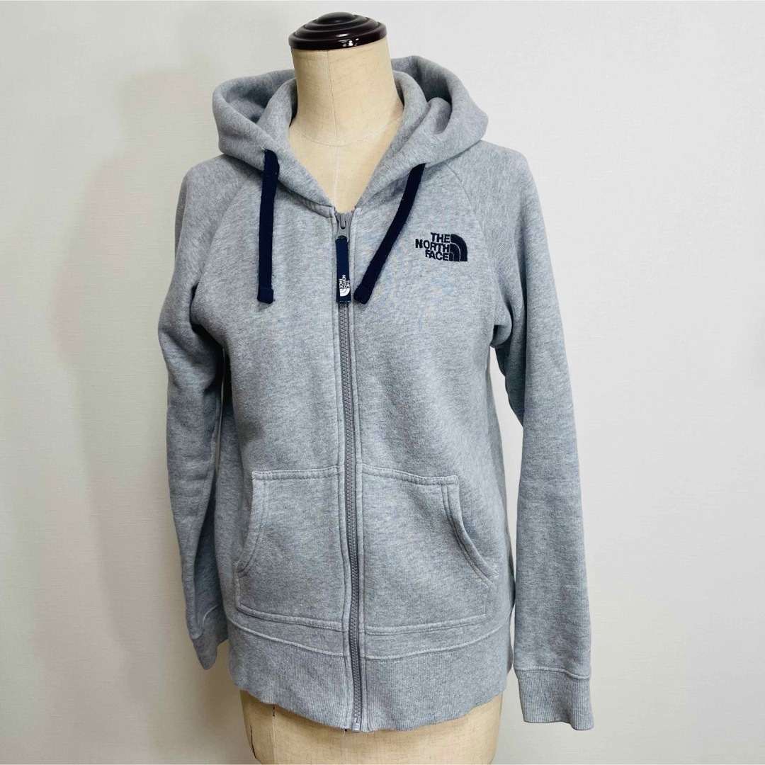 THE NORTH FACE(ザノースフェイス)のTHE NORTH FACE ジップパーカー◎デカロゴ グレー×紺色 希少カラー レディースのトップス(パーカー)の商品写真