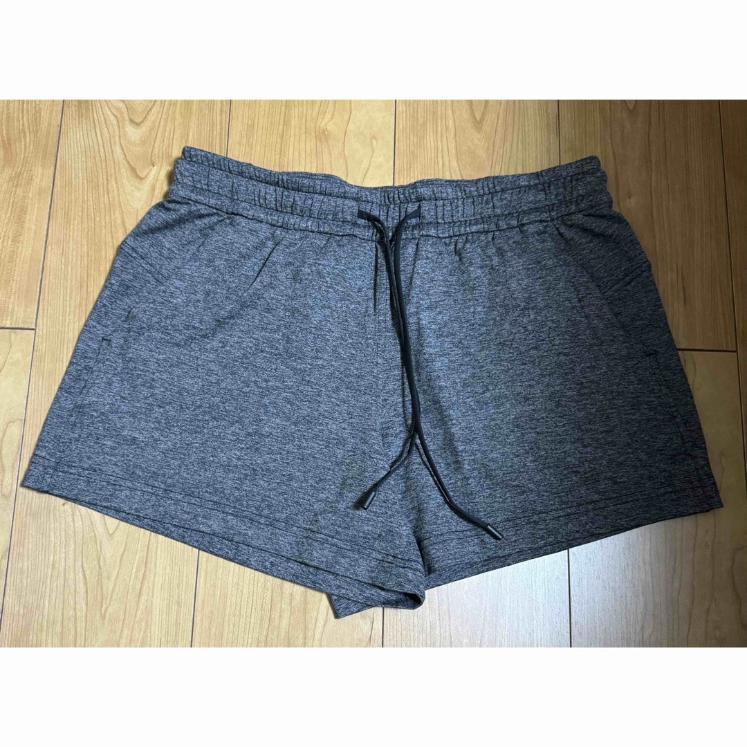 lululemon(ルルレモン)のルルレモン　lululemon ショートパンツ　グレー　ヨガ　ピラティス　ジム メンズのパンツ(ショートパンツ)の商品写真