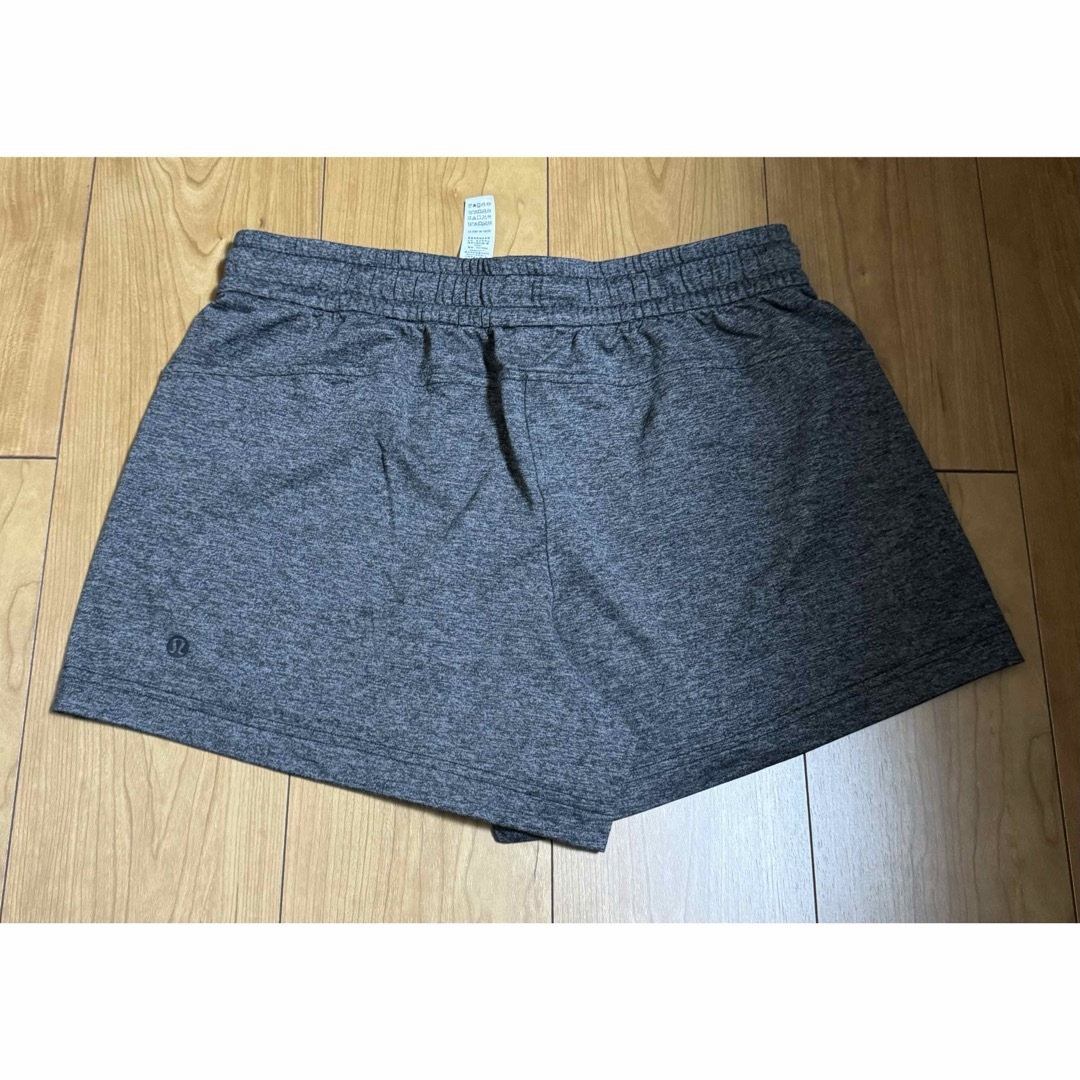 lululemon(ルルレモン)のルルレモン　lululemon ショートパンツ　グレー　ヨガ　ピラティス　ジム メンズのパンツ(ショートパンツ)の商品写真