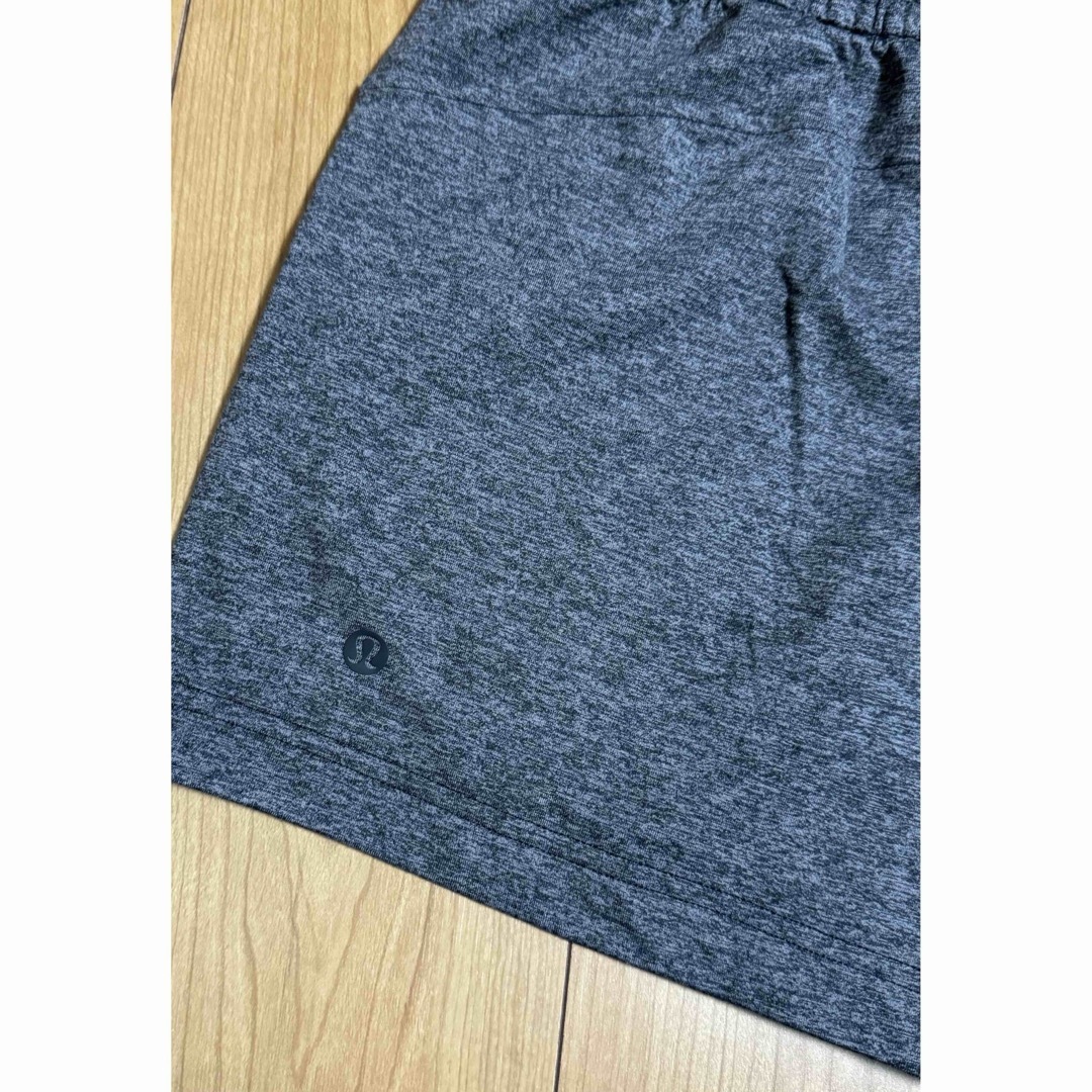 lululemon(ルルレモン)のルルレモン　lululemon ショートパンツ　グレー　ヨガ　ピラティス　ジム メンズのパンツ(ショートパンツ)の商品写真