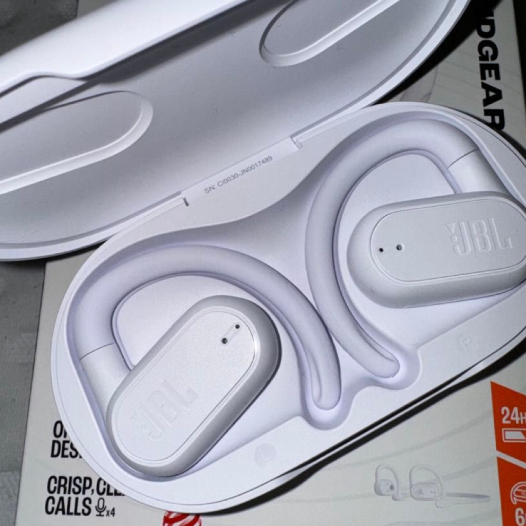 JBL イヤホン SOUNDGEAR SENSE WHITE スマホ/家電/カメラのオーディオ機器(ヘッドフォン/イヤフォン)の商品写真