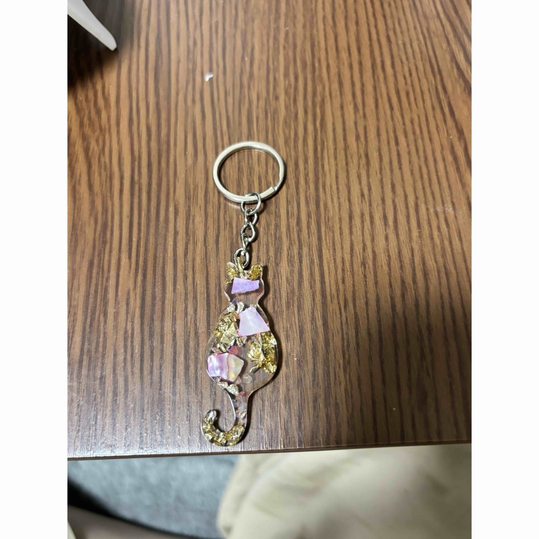 猫 キンホルダー ハンドメイド レジン 金箔 ピンク  ハンドメイドの素材/材料(各種パーツ)の商品写真