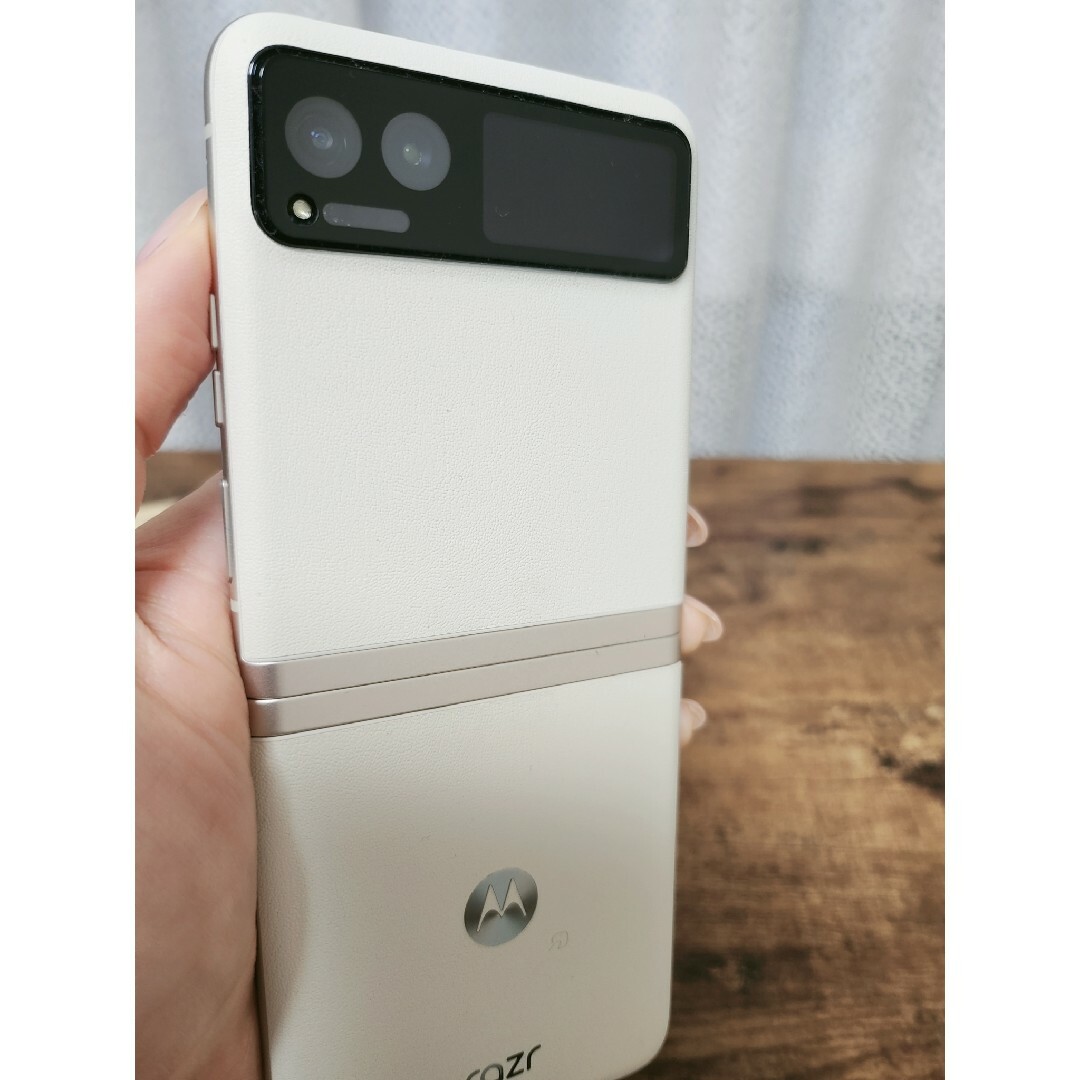 Motorola(モトローラ)の[超美品] motorola razr 40s 国内版 バニラクリーム ホワイト スマホ/家電/カメラのスマートフォン/携帯電話(スマートフォン本体)の商品写真