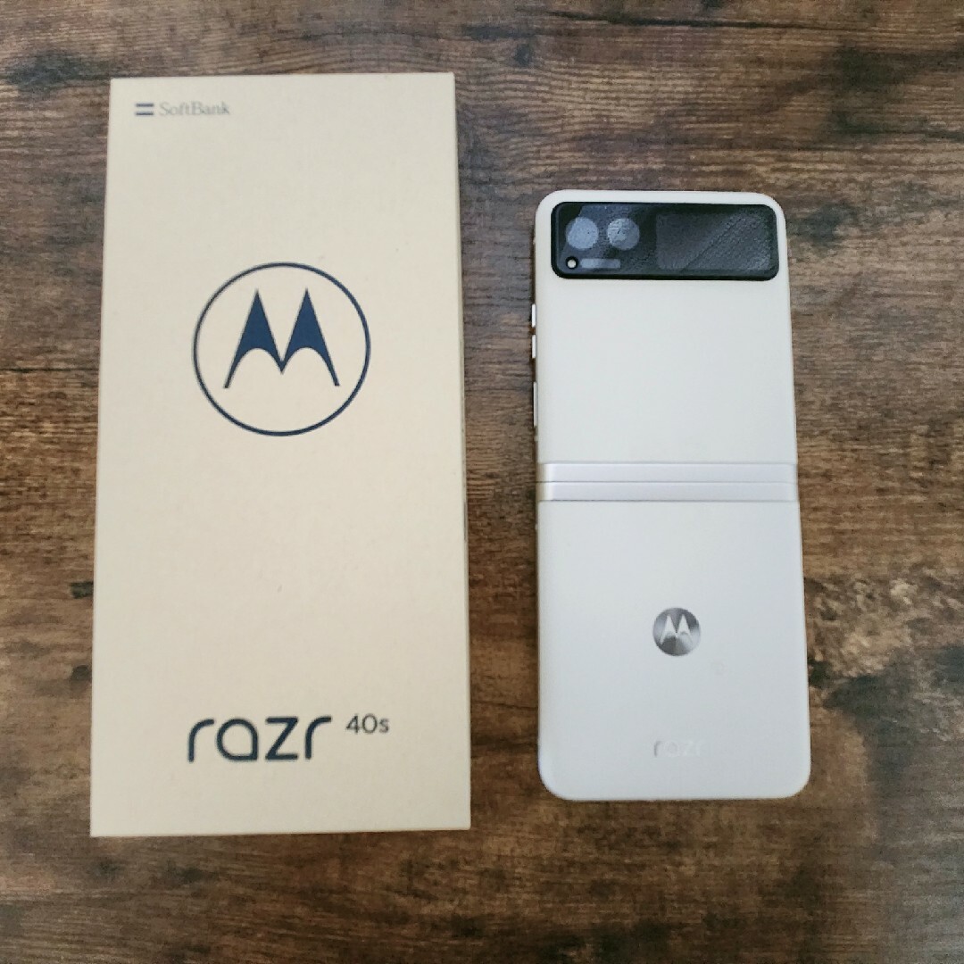 Motorola(モトローラ)の[超美品] motorola razr 40s 国内版 バニラクリーム ホワイト スマホ/家電/カメラのスマートフォン/携帯電話(スマートフォン本体)の商品写真