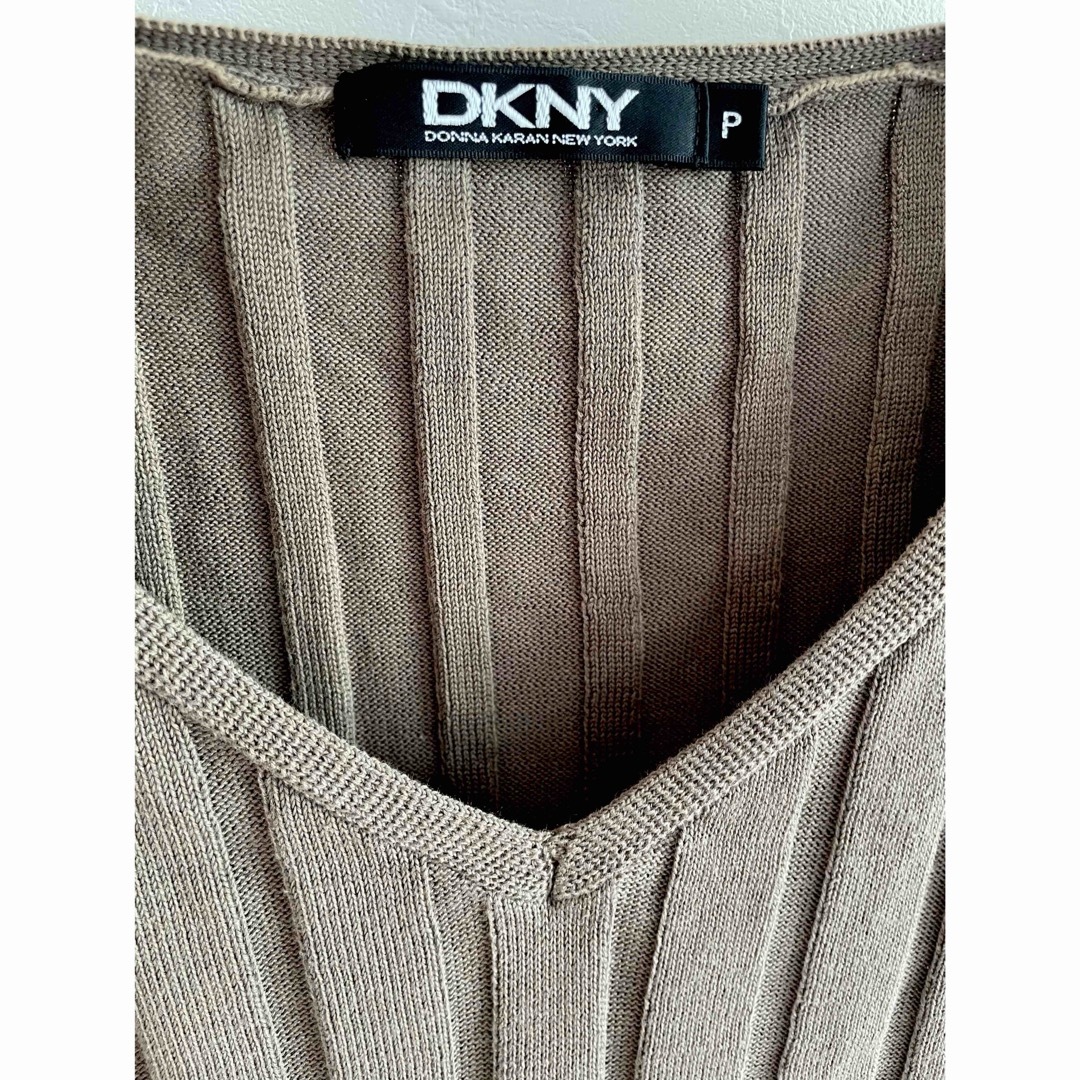 DKNY(ダナキャランニューヨーク)の【美品】DKNY ディーケイエヌワイ ダナキャラン ブラウン カットソー  S レディースのトップス(カットソー(半袖/袖なし))の商品写真
